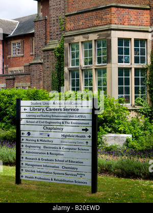 L'Université de Southampton Highfield signe à l'extérieur du campus Bibliothèque Hartley Southampton Hampshire Angleterre Banque D'Images