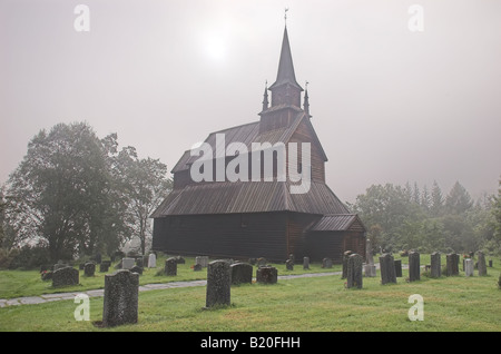 Église, Hemsedal, Sognefjord, la Norvège dans le brouillard avec cimetière, side view Banque D'Images