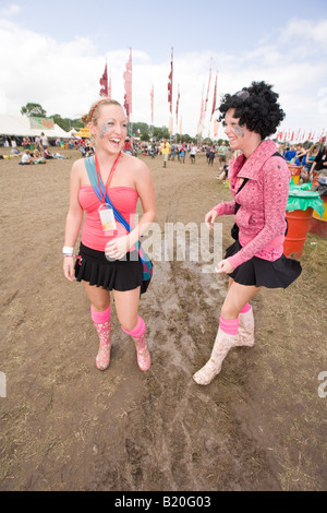 Deux jeunes femmes habillées en rose au festival de Glastonbury 2008 Banque D'Images