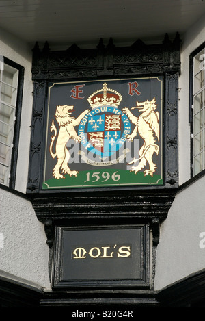 De près de l'Elizabethan armoiries sur Mols Coffee House, Exeter, Devon, UK Banque D'Images