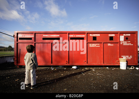 Garçon de 6 ans au centre de recyclage à Ashurst Nouvelle-zélande Banque D'Images