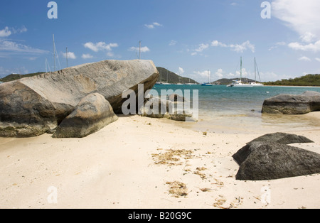 De grands rochers sur une plage tropicale de sable Banque D'Images