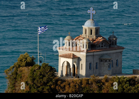 Chapelle Agia Triada au sommet d'une colline au-dessus de Karlovassi dans le nord-ouest de l'île de Samos, Grèce Banque D'Images