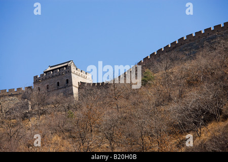 L'ancienne muraille de Chine qui serpente à travers les montagnes à Mutianyu autrefois au nord de Beijing Beijing Banque D'Images