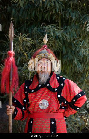 Homme habillé en costume guerrier mongol à La Grande Muraille de Mutianyu la Chine au nord de Beijing Banque D'Images
