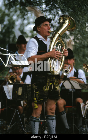 Homme de lederhosen jouant dans un brass band en Bavière, Allemagne Banque D'Images