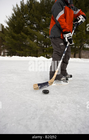 Jouer au hockey sur un étang gelé à Quechee, Vermont. Banque D'Images