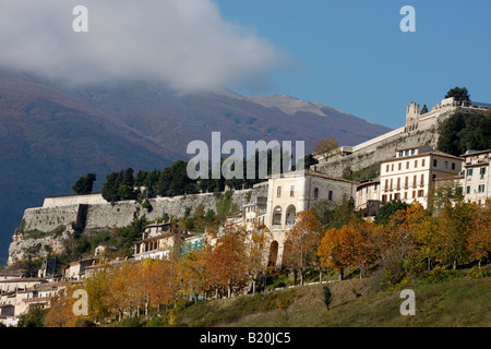 Le beau 16ème siècle HILLTOWN DE CIVITELLA DEL TRONTO DANS LES ABRUZZES, Italie Banque D'Images