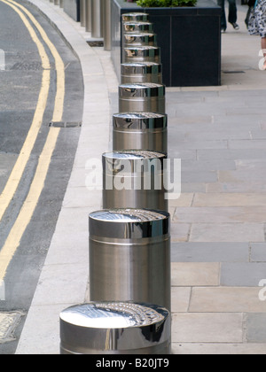 Borne - alignés dans une rangée à l'extérieur du siège de la Deutsche Bank dans la ville de Londres. Banque D'Images