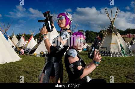 Les artistes interprètes ou exécutants à partir de 'le dîner' Shangri-la sur sa pause déjeuner dans le Tepee Glastonbury Festival champ Banque D'Images