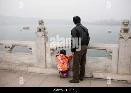 Le père et l'enfant au Palais d'Beijing Chine a une politique de planification familiale de l'enfant afin de limiter la population Banque D'Images