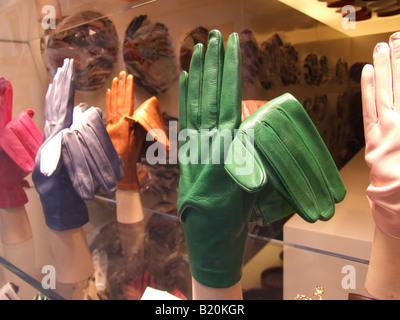 Gants de cuir en vitrine dans Venise Italie Banque D'Images