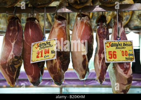 Espagne Madrid Porcs jambes suspendu à afficher dans le Museo de jamon store Iberico et Extremeno signer en espagnol et prix euro Banque D'Images