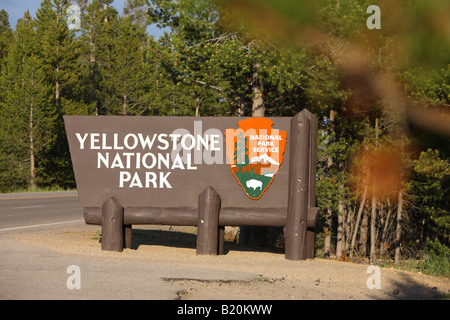 Inscrivez-vous à l'entrée ouest du Parc National de Yellowstone West Yellowstone West Virginia USA Banque D'Images