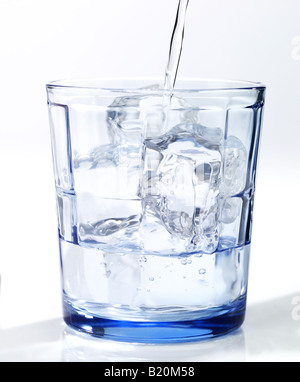On verse de l'eau en verre Banque D'Images