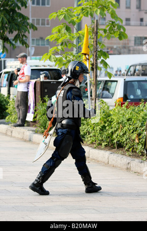 Agent de police japonaise en tenue de combat au sommet du G8 à Sapporo. Banque D'Images