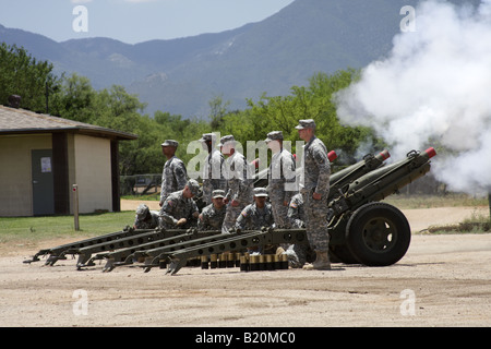 75mm d'obusiers de montagne du salut Batterie de la garde d'honneur de sélectionner de Fort Huachuca, 4 juillet célébrations, Arizona Banque D'Images