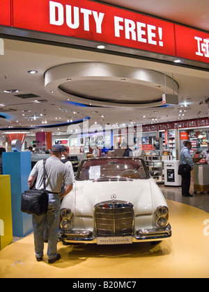 Vintage Mercedes Benz 220e cabrio, Duty Free Shop, l'aéroport de Francfort, Allemagne Banque D'Images