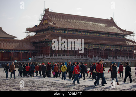 Les touristes à la porte de l'harmonie suprême au cours de rénovation à l'Imperial Palace Forbidden City Beijing Chine Banque D'Images