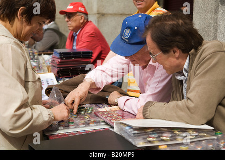 Espagne Madrid capsule de bouteille collector trades et vente collections dans la Plaza Mayor le dimanche matin, les hommes et les femmes voir naturelle Banque D'Images