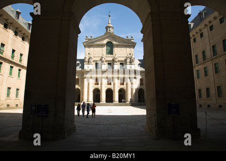 Espagne El Escorial avant de basilique et Patio des Rois au palace construit au 16ème siècle par le roi Philippe II vue à l'Arches Banque D'Images