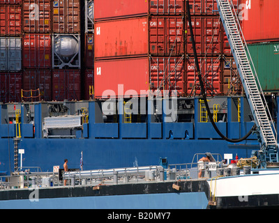 Navire amarré à côté d'un très gros porte-conteneurs dans le port d'Anvers Flandre Belgique Banque D'Images