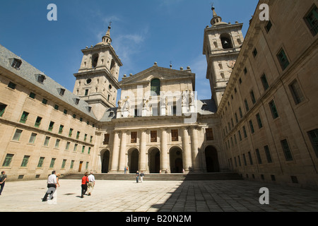 Espagne El Escorial avant de basilique et Patio des Rois au palace construit au 16ème siècle par le roi Philippe II Banque D'Images