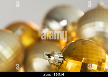 L'or et l'argent de Noël ornements d'arbre de Noël des décorations de Noël Banque D'Images