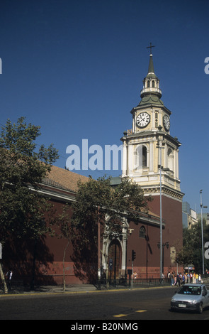 Tour de l'horloge victorienne de l'église de San Francisco sur Avenida Libertador General Bernardo O'Higgins, Santiago, Chili Banque D'Images