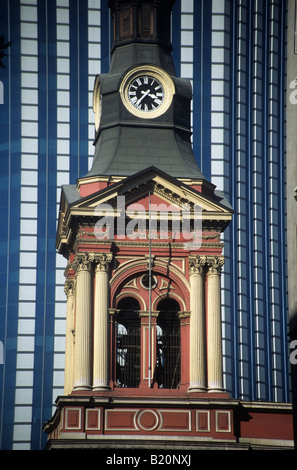 Architecture contrastée à Santiago : tour de l'église la Merced et gratte-ciel moderne derrière elle, Santiago, Chili Banque D'Images