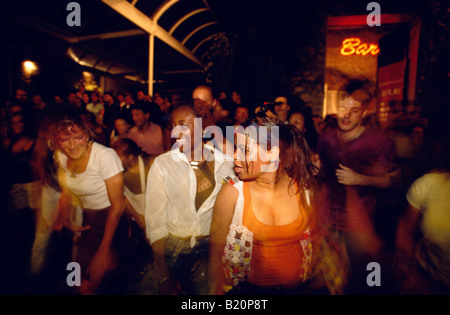 Les gens danser dans Largo de Teresa Batista Pelourinho Salvador de Bahia Brésil Banque D'Images