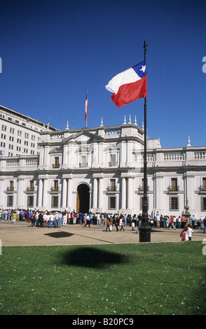 Drapeau chilien et foule de gens devant le Palais de la Moneda / Palacio de la Moneda, Plaza de la Constitucion, Santiago, Chili Banque D'Images