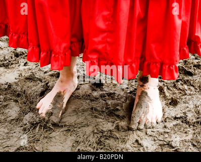 Femme marchant pieds nus dans la boue Glastonbury Festival Pilton U K l'Europe Banque D'Images