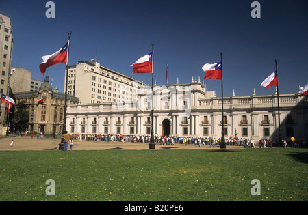 Drapeaux chiliens et foule de gens devant le Palais de la Moneda / Palacio de la Moneda, Plaza de la Constitucion, Santiago, Chili Banque D'Images