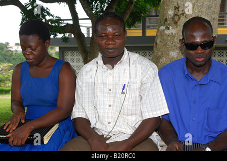 L'enseignant et les étudiants de l'école pour aveugles Akropong dans school dress, Akropong, Ghana Banque D'Images