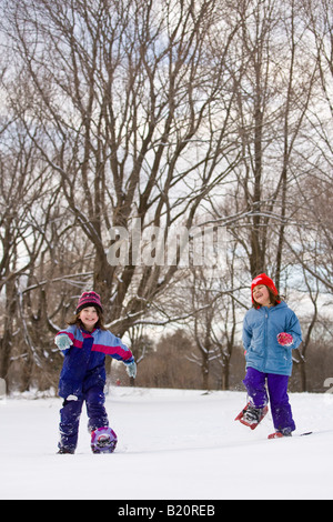Deux filles (6 ans), la raquette à Odiorne Point State Park à Rye, New Hampshire. Banque D'Images