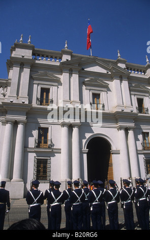 Gardes présidentiels debout en ligne devant l'entrée du Palais de la Moneda, Santiago, Chili Banque D'Images