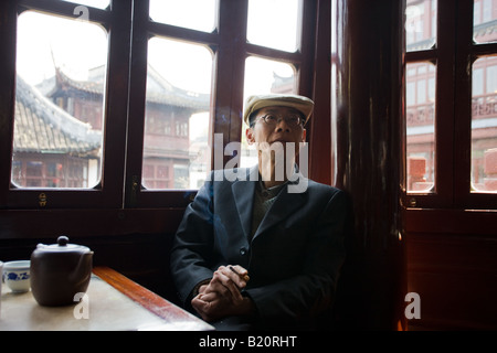 L'homme de boire le thé dans la maison de thé Huxinting Yu Garden Bazaar Market Shanghai Chine Banque D'Images