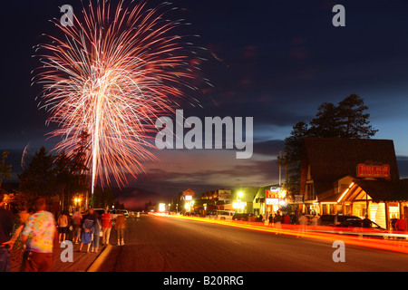 D'artifice du 4 juillet sur la ville de West Yellowstone, Montana Banque D'Images