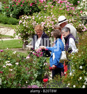 Les visiteurs dans le jardin des reines au Château de Sudeley Gloucestershire Cheltenham UK Banque D'Images