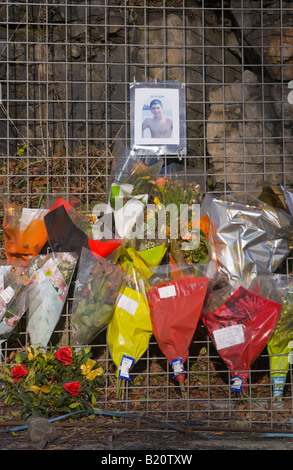 Boquets de fleurs placé une route où jeune homme a été tué dans un accident de la route mortel465 South Wales UK UE Banque D'Images