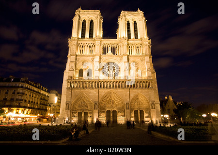 La Cathédrale Notre Dame des courts éclairés en lumière nuit soirée illuminations Paris France Europe Banque D'Images