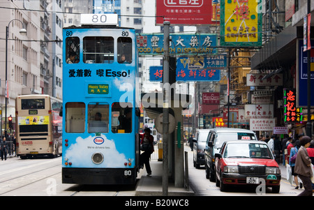 En tramway ancien quartier Chinois traditionnel Des Voeux Road Sheung Wan Hong Kong Chine Banque D'Images