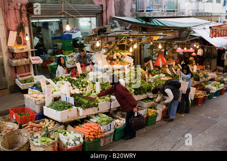 Les fruits et légumes en vente dans le vieux marché alimentaire chinoise dans Soho Road Central Hong Kong Chine Banque D'Images