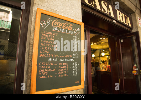 Espagne Madrid Menu de bar Rua écrit sur tableau noir en espagnol des sandwichs et boissons restaurant dans la Plaza Mayor Banque D'Images