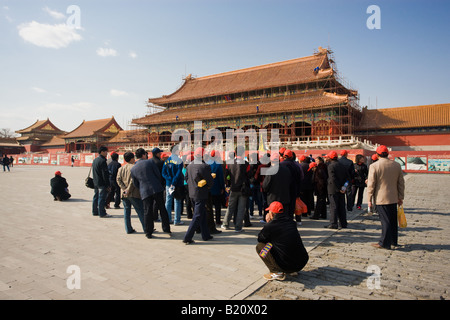 Les touristes à la porte de l'harmonie suprême qui est l'objet de travaux de rénovation dans la Forbidden City Beijing Chine Banque D'Images