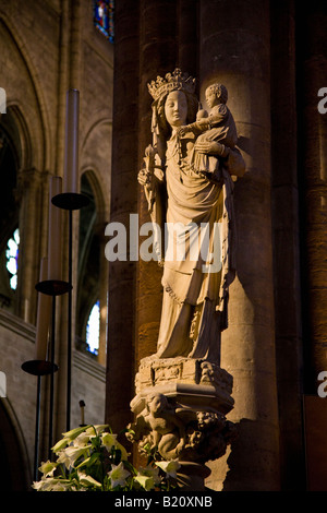 Intérieur de la Cathédrale Notre Dame statue de Marie et l'enfant Jésus Paris France Europe UE Banque D'Images