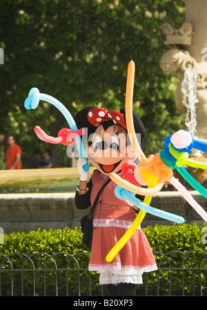 Espagne Madrid personne en costume Minnie vente ballons dans le parc Retiro Parque del Buen Retiro Banque D'Images