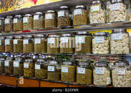 Les herbes chinoises et fruits de mer séchés des médicaments en nids d'oiseaux shop dans l'aile Lok Street Sheung Wan Hong Kong, Chine Banque D'Images