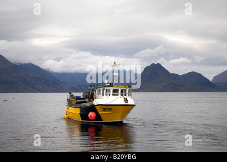 Dublin Bay prawn, la langoustine ou bateau de pêche à la crevette, le Loch Scavaig, Elgol & montagnes Cuillin, Isle of Skye, Scotland UK Banque D'Images
